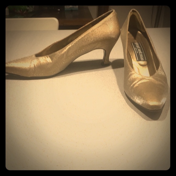Stuart Weitzman gold sparkle shoes. - Picture 1 of 4